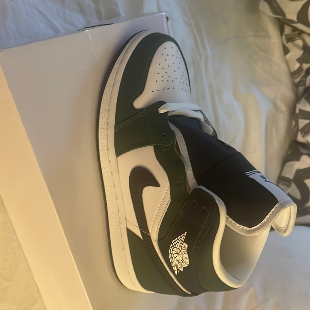 Wms air Jordan 1!MID SE